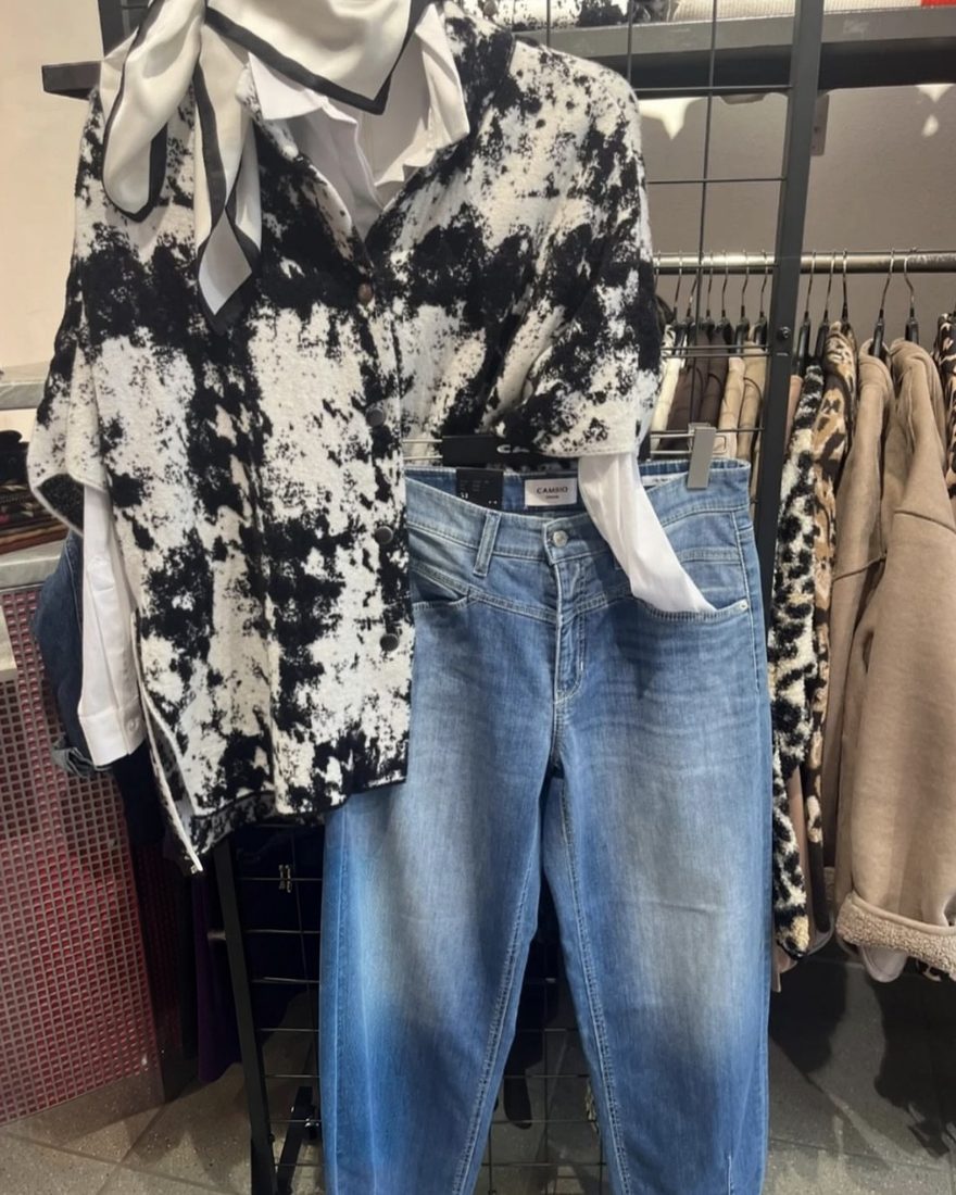 Handyfoto: Bluse und Jeans auf dem Kleiderständer im Laden